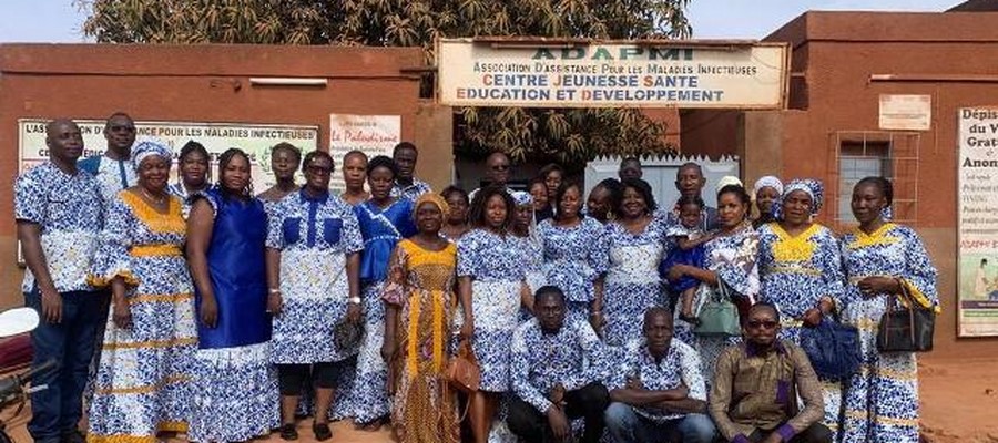 Photo de famille des membres de l'ADAPMI